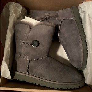 Brand new UGG Bailey Button Shearling Boots Big Kids Sz 5 Women’s Sz 7 Grey